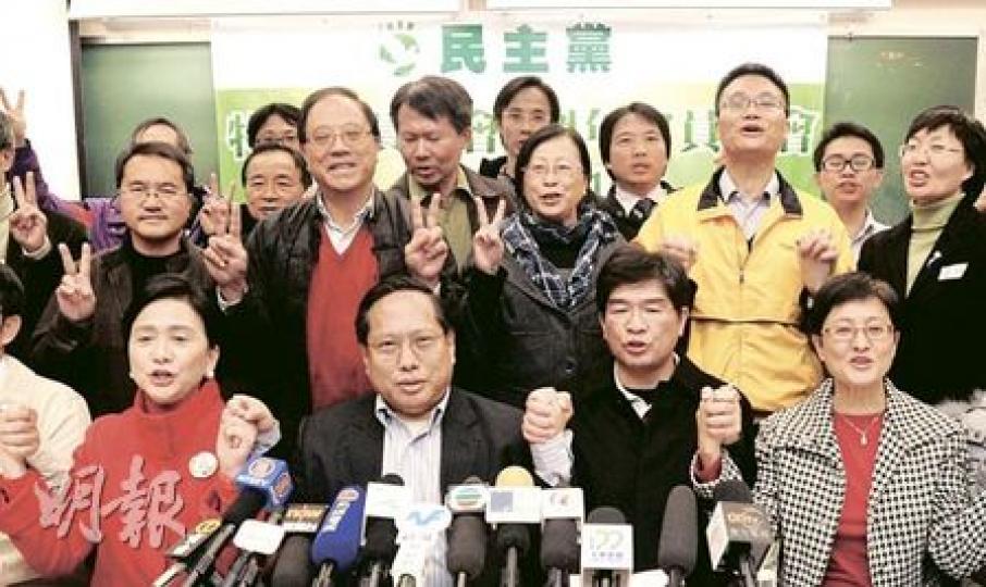 面對另一波退黨潮，民主黨昨日召開會員大會後，眾人手牽手、高舉勝利手勢合照，以示團結。（尹錦恩攝）