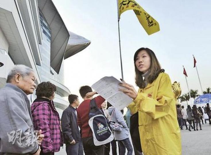 旅遊業議會早前通過10招監管業界，本周會公布具體指引。圖為內地旅行團參觀金紫荊廣場情况。（余俊亮攝）