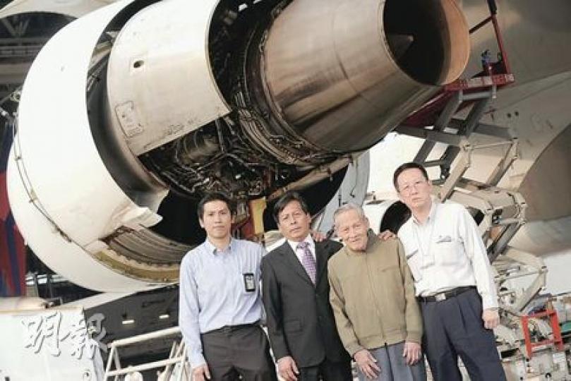 前港機工程白鐵部「師傅」麥福汝（右二）今年88歲，已退休20多年，日前與兒子麥樹基（左二）及麥樹城（右一）在孫兒麥振豪（左一）陪同下，重返公司參觀飛機維修廠。（何家達攝）