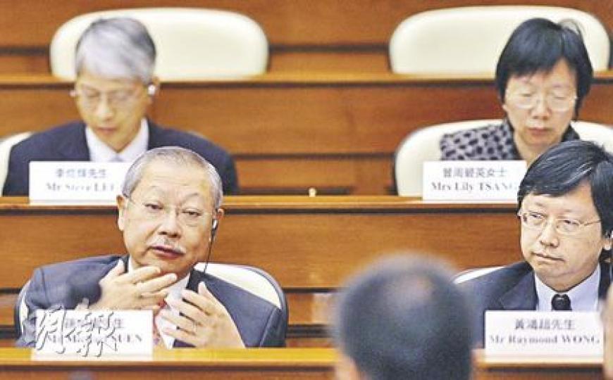 教育局長孫明揚（前左）承認，上任逾3年來，直至今年11月審計報告披露直資學校帳目問題才介入事件，事前從未親身參與監管。常任秘書長黃鴻超（前右）表示會成立內部小組檢討。（尹錦恩攝）立法會政府帳目委員會昨再就直資學校問題展開聆訊，委員湯家驊指教育局長孫明揚至審計報告發表前，從未親自處理直資規管工作，質疑教育局是否重視監管直資學校。（尹錦恩攝）