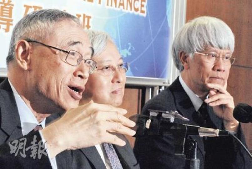 中投國際(香港)董事長劉遵義(左)預料,在美國第二輪量化寬鬆及減稅措施下,當地經濟明年中漸見改善,中長期債息亦會隨之而攀升。圖右為任志剛。(劉焌陶攝) 中投國際(香港)董事長劉遵義(左)預料,在美國第二輪量化寬鬆及減稅措施下,當地經濟明年中漸見改善,中長期債息亦會隨之而攀升。圖右為任志剛。(劉焌陶攝)