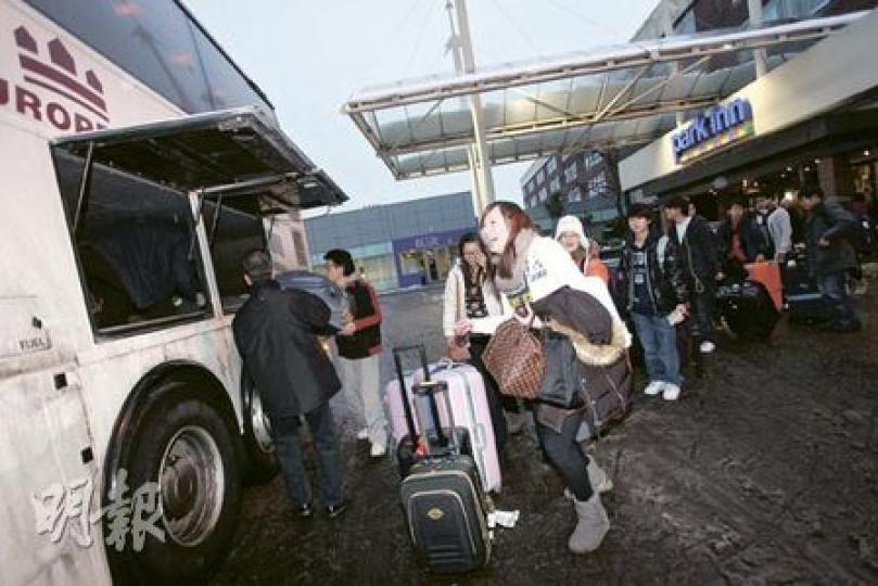 國泰除於倫敦希斯魯機場加班航機疏導滯留乘客外,更安排巴士接載倫敦乘客至曼徹斯特機場乘飛機回香港。(楊德銘攝) 國泰除於倫敦希斯魯機場加班航機疏導滯留乘客外,更安排巴士接載倫敦乘客至曼徹斯特機場乘飛機回香港。(楊德銘攝)