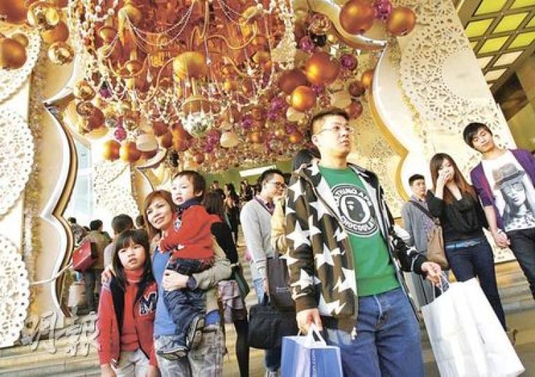 雖然明晚才是平安夜,但市內各大商場已擠滿市民和遊客,趕緊買禮物賀節。(林振東攝) 雖然明晚才是平安夜,但市內各大商場已擠滿市民和遊客,趕緊買禮物賀節。(林振東攝)
