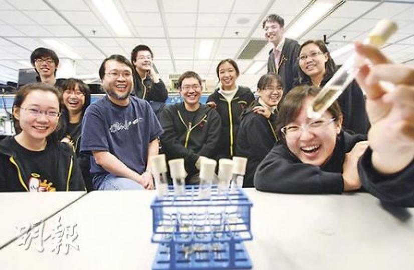科大15名內地生在生物學系教授周敬流(左四)指導下,成功改造乳酸桿菌。團隊將乳酸桿菌與金黃葡萄球菌放進試管內測試,發現經改造的乳酸桿菌能抑制金黃葡萄球菌,奪得iGEM金獎。(林振東攝)李卓昨日示範抽取乳酸桿菌基因,他說殺死金黃葡萄球菌或會引來基因變種問題,令病毒變得更強,抑制是最好的方法。(林振東攝)(明報製圖) 科大15名內地生在生物學系教授周敬流(左四)指導下,成功改造乳酸桿菌。團隊將乳酸桿菌與金黃葡萄球菌放進試管內測試,發現經改造的乳酸桿菌能抑制金黃葡萄球菌,奪得iGEM金獎。(林振東攝)李卓昨日示範抽取乳酸桿菌基因,他說殺死金黃葡萄球菌或會引來基因變種問題,令病毒變得更強,抑制是最好的方法。(林振東攝)(明報製圖)