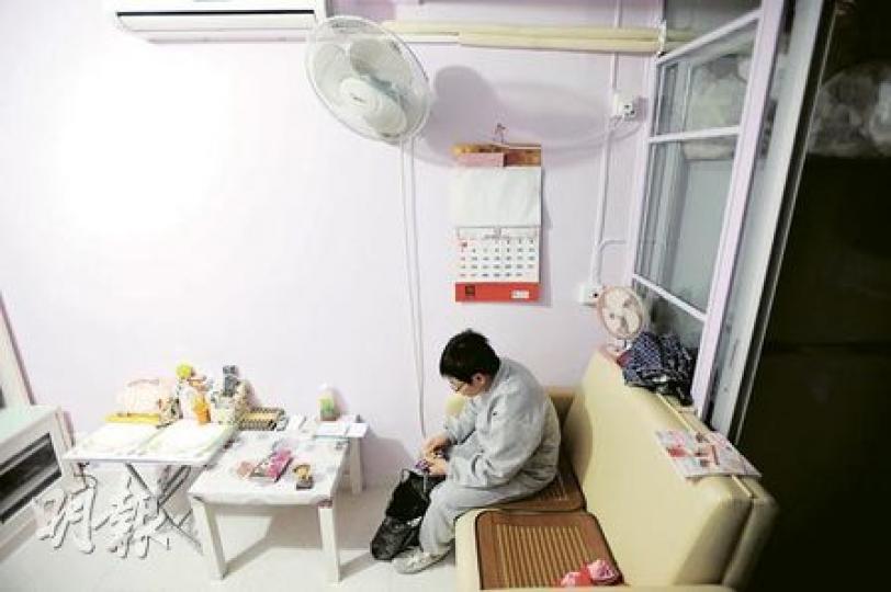 新居環境舒適、大了一倍,可童媽媽沒有半絲喜悅,因她覺得這間屋是用兒子的性命換回來。(何家達攝)童媽媽不時對着愛兒遺下的獎牌和相片出神,即使睹物思人,仍捨不得丟掉。(何家達攝) 新居環境舒適、大了一倍,可童媽媽沒有半絲喜悅,因她覺得這間屋是用兒子的性命換回來。(何家達攝)童媽媽不時對着愛兒遺下的獎牌和相片出神,即使睹物思人,仍捨不得丟掉。(何家達攝)