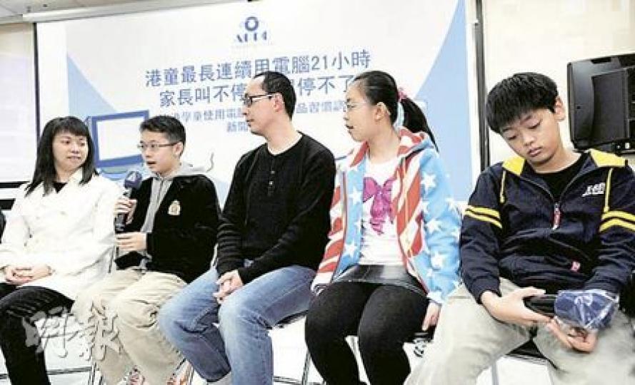 香港執業眼科視光師協會調查指出,近四成小學生已患有近視。11歲的陳維旌(左一)、9歲的丁韻晴(右二)和12歲的吳卓謙(右一)各有200至800度不等的近視。(朱永倫攝) 香港執業眼科視光師協會調查指出,近四成小學生已患有近視。11歲的陳維旌(左一)、9歲的丁韻晴(右二)和12歲的吳卓謙(右一)各有200至800度不等的近視。(朱永倫攝)