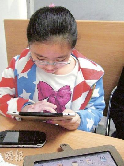 丁先生的9歲女兒丁韻晴(圖)過去半年雙眼近視突然加深100多度,現時右眼近視已達200度,左眼更升至400度。丁先生表示,韻晴有時使用iPad距離不足20厘米,他會提醒女兒增加距離。(林景輝攝) 丁先生的9歲女兒丁韻晴(圖)過去半年雙眼近視突然加深100多度,現時右眼近視已達200度,左眼更升至400度。丁先生表示,韻晴有時使用iPad距離不足20厘米,他會提醒女兒增加距離。(林景輝攝)