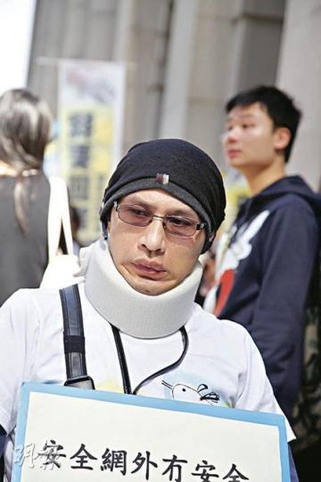 正值42歲事業黃金期的黃先生,患上肌肉萎縮症後雖然變成殘障,但生存意志一直旺盛。最近他病情惡化,擔心在家購呼吸機會增加親友的經濟負擔,沉痛地表示「可能會選擇不抽喉,獻上自己的生命。」(張智超攝)10多名肌肉萎縮症患者,昨日在職工盟協助下到立法會門外請願,象徵式地一起吃飯團聚,向政府表示留院患者渴望回家過冬的心聲。多名立法會議員包括職工盟李卓人、公民黨余若薇、民主黨議員黃成智等亦到場表示支持。(張智超攝) 正值42歲事業黃金期的黃先生,患上肌肉萎縮症後雖然變成殘障,但生存意志一直旺盛。最近他病情惡化,擔心在家購呼吸機會增加親友的經濟負擔,沉痛地表示「可能會選擇不抽喉,獻上自己的生命。」(張智超攝)10多名肌肉萎縮症患者,昨日在職工盟協助下到立法會門外請願,象徵式地一起吃飯團聚,向政府表示留院患者渴望回家過冬的心聲。多名立法會議員包括職工盟李卓人、公民黨余若薇、民主黨議員黃成智等亦到場表示支持。(張智超攝)