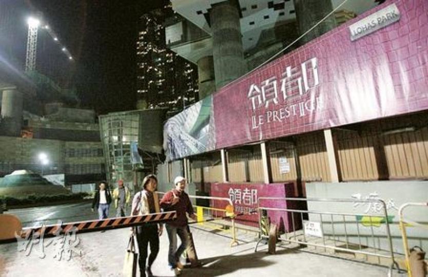領都居民需要經過地盤才能出入屋苑,令他們感到不便。(林振東攝)領都入伙已5個月,但通往港鐵康城站的天橋出入口至今尚未完工,屋宇署和港鐵都促請長實盡快完成工程。(林振東攝) 領都居民需要經過地盤才能出入屋苑,令他們感到不便。(林振東攝)領都入伙已5個月,但通往港鐵康城站的天橋出入口至今尚未完工,屋宇署和港鐵都促請長實盡快完成工程。(林振東攝)