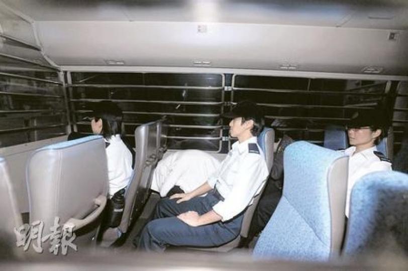 Amina中午被還押後,一直在東區裁判法院待至下午3時許,由囚車送往大欖女懲教所收押。此前的保鑣已換上押送犯人的懲教人員,她仍用外套遮蔽上半身,逃避拍照。(尹錦恩攝) Amina中午被還押後,一直在東區裁判法院待至下午3時許,由囚車送往大欖女懲教所收押。此前的保鑣已換上押送犯人的懲教人員,她仍用外套遮蔽上半身,逃避拍照。(尹錦恩攝)