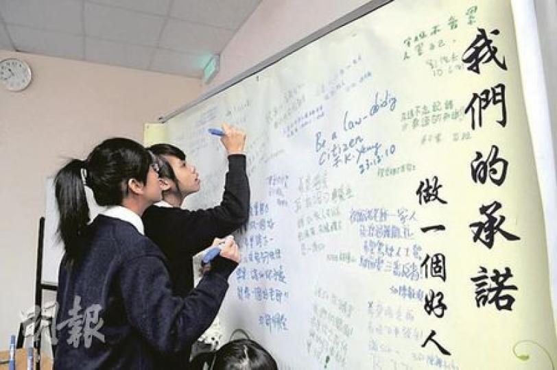 追思留言 去年諸志成任教的3D班,學生雖已升上新高中,但未忘老師教導。今日是諸老師死忌,學生昨在聖誕聯歡後辦追思會,並在留言板上簽名,立志繼承諸老師「做好人」的宗旨,並寫下對諸Sir懷念之情。(陳淑安攝)同為中學教師的諸太,痛失丈夫後肩負養育兩名兒子的重任,夜闌人靜時,諸Sir在世的片段不時湧上心頭。(余俊亮攝) 追思留言 去年諸志成任教的3D班,學生雖已升上新高中,但未忘老師教導。今日是諸老師死忌,學生昨在聖誕聯歡後辦追思會,並在留言板上簽名,立志繼承諸老師「做好人」的宗旨,並寫下對諸Sir懷念之情。(陳淑安攝)同為中學教師的諸太,痛失丈夫後肩負養育兩名兒子的重任,夜闌人靜時,諸Sir在世的片段不時湧上心頭。(余俊亮攝)