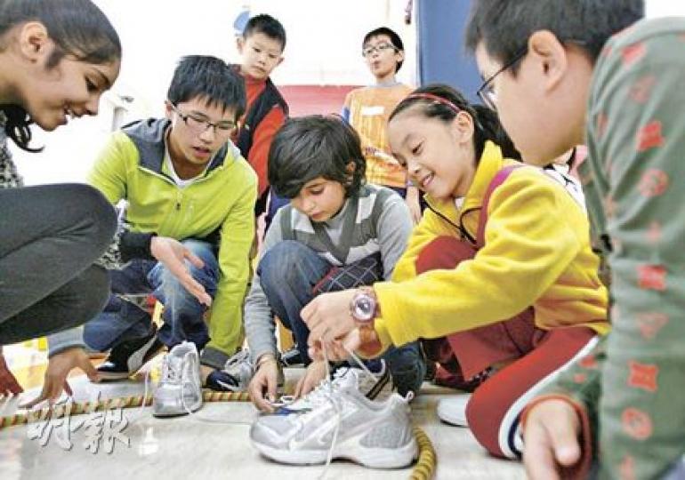 香港保護兒童會今年舉辦聖誕聯歡會,透過一起玩「收買佬」等遊戲、一同聚餐派禮物,讓本地學生與南亞裔學生學習共處。(林振東攝) 香港保護兒童會今年舉辦聖誕聯歡會,透過一起玩「收買佬」等遊戲、一同聚餐派禮物,讓本地學生與南亞裔學生學習共處。(林振東攝)