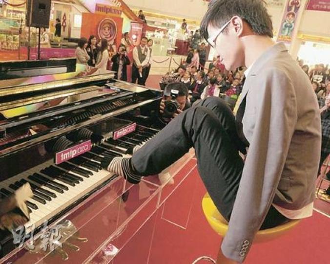 被喻為「無臂鋼琴王子」的劉偉昨日來港分享自學鋼琴的經歷,他鼓勵在座的本地學生要追尋夢想,只要找到熱愛的事,全情投入,就不會感到辛苦。(劉焌陶攝) 被喻為「無臂鋼琴王子」的劉偉昨日來港分享自學鋼琴的經歷,他鼓勵在座的本地學生要追尋夢想,只要找到熱愛的事,全情投入,就不會感到辛苦。(劉焌陶攝)