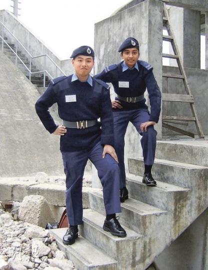 祖籍巴基斯坦、於香港土生土長的張美姬(右),是唯一非華裔民安隊員。而今年大學畢業、任職社工的霍民洛(左),12歲已當民安隊少年團隊員,今年重投民安隊「懷抱」,1月將會回歸少年團成為輔導員,協助策劃活動。(林景輝攝) 祖籍巴基斯坦、於香港土生土長的張美姬(右),是唯一非華裔民安隊員。而今年大學畢業、任職社工的霍民洛(左),12歲已當民安隊少年團隊員,今年重投民安隊「懷抱」,1月將會回歸少年團成為輔導員,協助策劃活動。(林景輝攝)