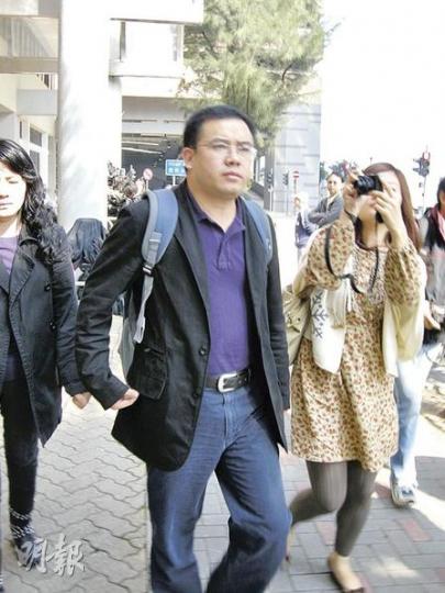 死者丈夫陳耀輝(中)昨在庭外表示不滿意裁決,並表示醫護人員在研訊中沒有說出全部真相。(梁珮珊攝) 死者丈夫陳耀輝(中)昨在庭外表示不滿意裁決,並表示醫護人員在研訊中沒有說出全部真相。(梁珮珊攝)