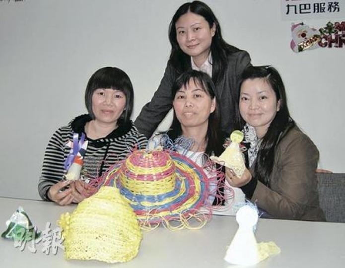 九巴企業事務總監何穎賢(後)表示,「我是香港人系列」計劃得到社署最佳企業義工獎,今年再展開名為「環保GO!GO!Goal」的計劃,3名新移民唐太(前排左起)、陳太與黃女士展示以廢物再造的小手工。 (吳光熙攝) 九巴企業事務總監何穎賢(後)表示,「我是香港人系列」計劃得到社署最佳企業義工獎,今年再展開名為「環保GO!GO!Goal」的計劃,3名新移民唐太(前排左起)、陳太與黃女士展示以廢物再造的小手工。 (吳光熙攝)