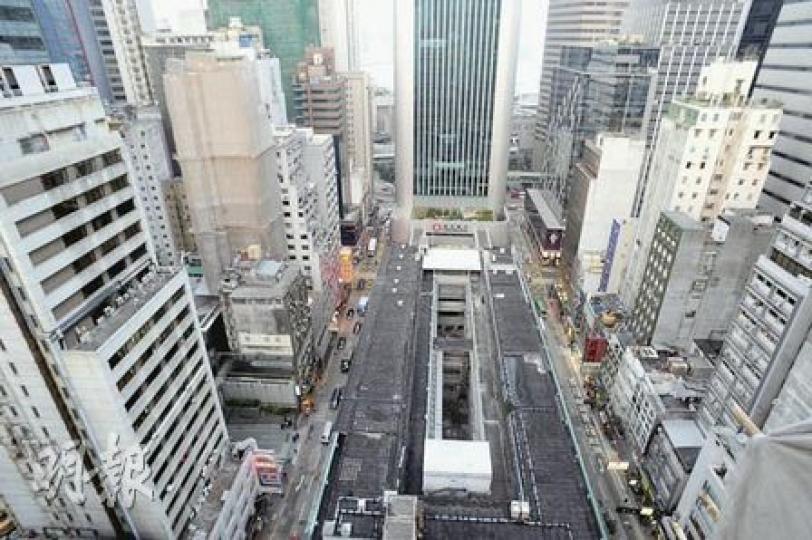 市建局研究後發現,中環街市現時的建築支撐能力不足以承受到1000平方米的綠化天台,故要研究加設建築。(劉焌陶攝) 市建局研究後發現,中環街市現時的建築支撐能力不足以承受到1000平方米的綠化天台,故要研究加設建築。(劉焌陶攝)