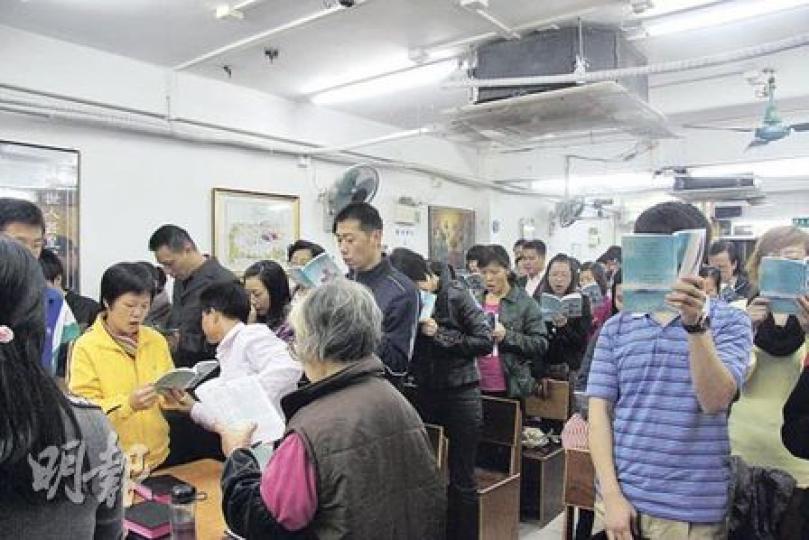 榮桂里教會裝修樸素,但主會廳座無虛席。圖為一眾信徒在講經前唱詩歌。(明報記者攝)86歲的林獻羔牧師傳道超過60年,1950年代曾被判監20年。(明報記者攝) 榮桂里教會裝修樸素,但主會廳座無虛席。圖為一眾信徒在講經前唱詩歌。(明報記者攝)86歲的林獻羔牧師傳道超過60年,1950年代曾被判監20年。(明報記者攝)