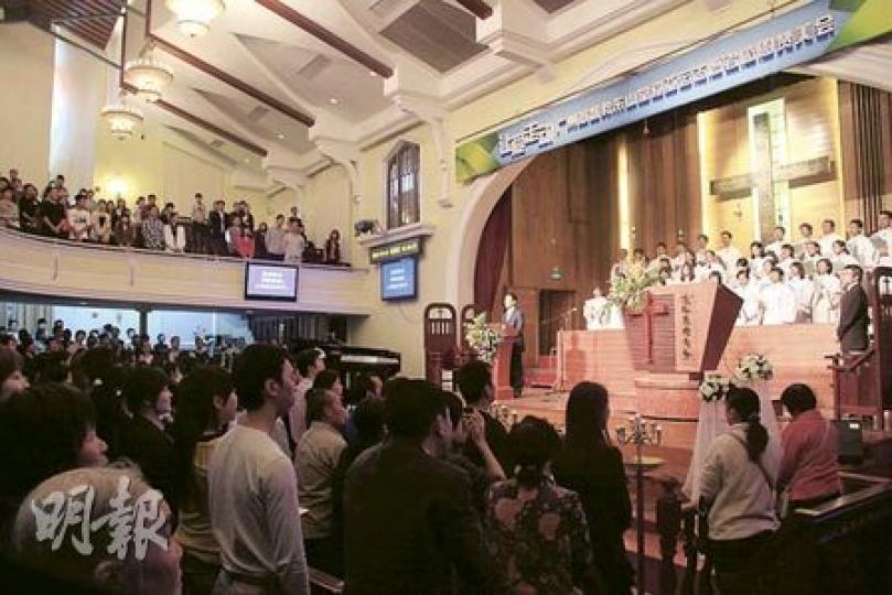 東山堂的裝潢富麗壯嚴,與家庭教會截然不同。其聖歌唱誦被冠以「迎亞運」的名稱。(明報記者攝) 東山堂的裝潢富麗壯嚴,與家庭教會截然不同。其聖歌唱誦被冠以「迎亞運」的名稱。(明報記者攝)