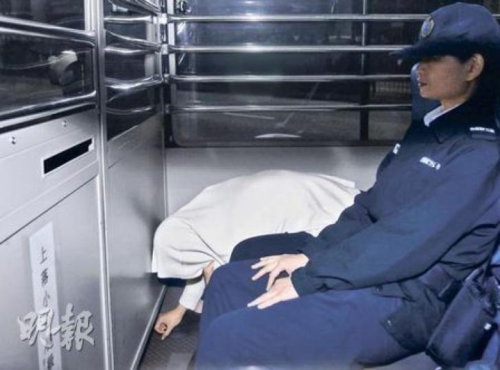 經歷一夜牢獄,Amina再次上庭申請保釋,在囚車內以白衣掩蓋頭和上身,並前傾至低於膝下,堅持「真人不露相」。其申請終不獲批,繼續被收押。(林振東攝) 經歷一夜牢獄,Amina再次上庭申請保釋,在囚車內以白衣掩蓋頭和上身,並前傾至低於膝下,堅持「真人不露相」。其申請終不獲批,繼續被收押。(林振東攝)