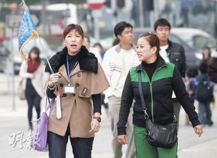 導遊總工會600名導遊原計劃聖誕罷工,抗議旅遊業議會實施「一團一導遊」,最終未能取得業界包括旅行社和店舖支持,行動暫擱置。圖為帶領內地團的導遊。(林振東攝) 導遊總工會600名導遊原計劃聖誕罷工,抗議旅遊業議會實施「一團一導遊」,最終未能取得業界包括旅行社和店舖支持,行動暫擱置。圖為帶領內地團的導遊。(林振東攝)