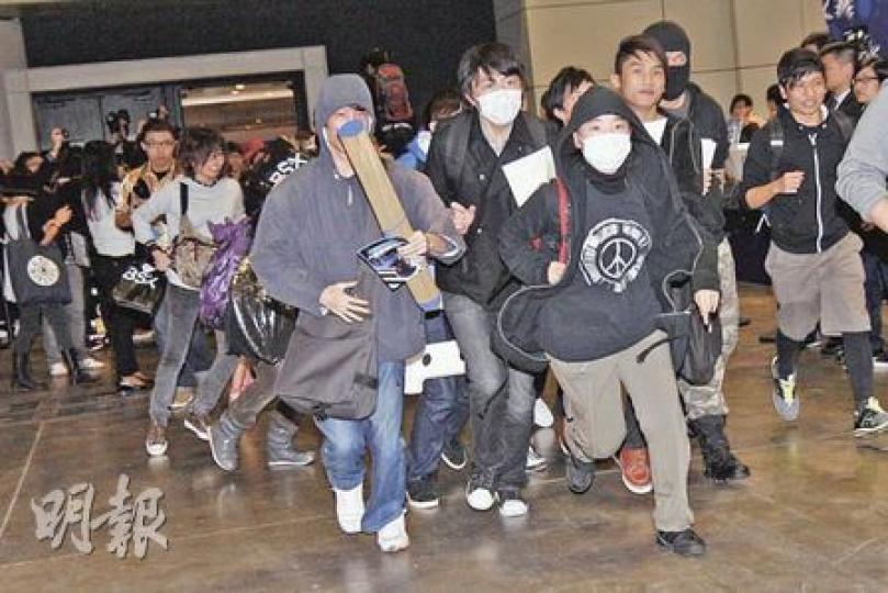 亞洲遊戲展昨日開幕,大批機迷「搶閘」衝出,撲向各攤位搶購心頭好。大會表示首日入場人次達9萬,較去年多出近兩成。(李紹昌攝)機迷通宵輪候終得回報,獲參展商贈送全球限量10件的Monster Hunter T恤,開心展示戰利品。(李紹昌攝) 亞洲遊戲展昨日開幕,大批機迷「搶閘」衝出,撲向各攤位搶購心頭好。大會表示首日入場人次達9萬,較去年多出近兩成。(李紹昌攝)機迷通宵輪候終得回報,獲參展商贈送全球限量10件的Monster Hunter T恤,開心展示戰利品。(李紹昌攝)