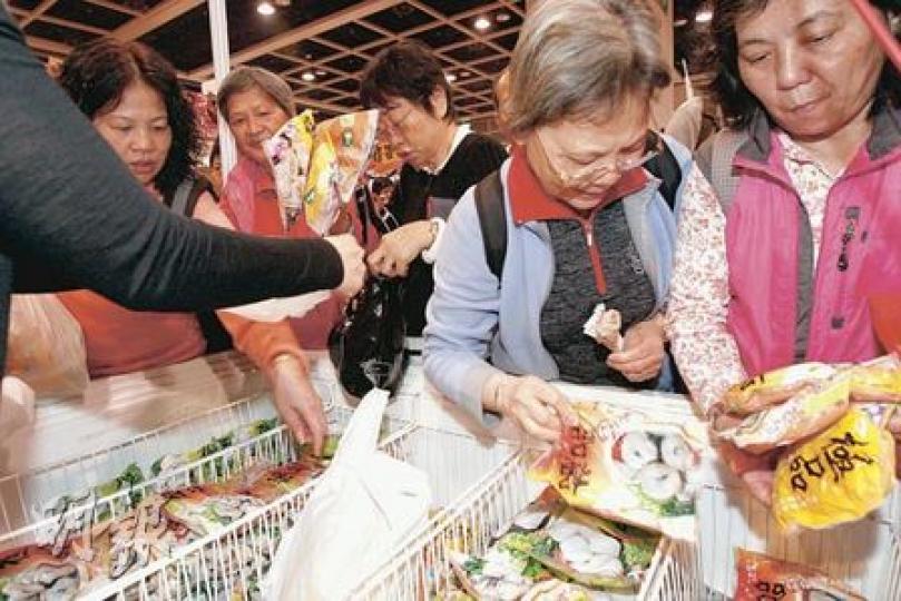 冬季美食嘉年華展期首日有近19萬人次進場,較去年同期上升35.7%。波士頓龍蝦、黑海紅酒、朱古力條等1元貨品,不足5分鐘已極速售罄。(李紹昌攝)代理德國孖人牌的昌興(1917)有限公司,其市場部經理羅德謙(圖)表示,兩年前開始,有家庭電器公司及銀行要求團購,直接將貨物送到公司。團購現時佔整體生意一成,而1年內團購生意額亦已升近30%。(林景輝攝)賴先生(圖)早於8時半前到會場,只為準備今晚的4人聖誕大餐,「雖然搶購到波士頓龍蝦,卻『犧牲』了紅酒,加上走遍會場均找不到牛扒,明晚(即今晚)唯有改吃燒 冬季美食嘉年華展期首日有近19萬人次進場,較去年同期上升35.7%。波士頓龍蝦、黑海紅酒、朱古力條等1元貨品,不足5分鐘已極速售罄。(李紹昌攝)代理德國孖人牌的昌興(1917)有限公司,其市場部經理羅德謙(圖)表示,兩年前開始,有家庭電器公司及銀行要求團購,直接將貨物送到公司。團購現時佔整體生意一成,而1年內團購生意額亦已升近30%。(林景輝攝)賴先生(圖)早於8時半前到會場,只為準備今晚的4人聖誕大餐,「雖然搶購到波士頓龍蝦,卻『犧牲』了紅酒,加上走遍會場均找不到牛扒,明晚(即今晚)唯有改吃燒