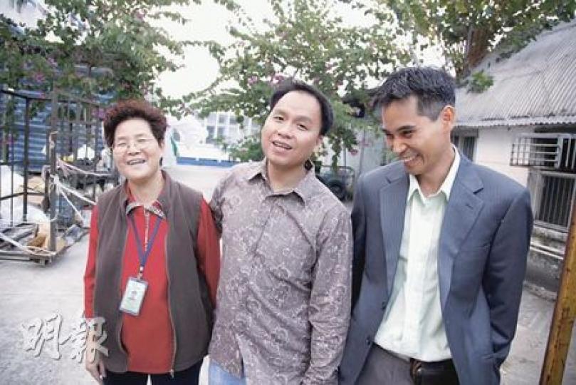 Chris(中)和Danny(右)在啟德難民營的新秀學校(現為新秀大廈)相識多年,成為老友,其後分別前往美國和澳洲,昨日攜手再遊舊地,感謝當日教師(左)的教導。(陳智良攝) Chris(中)和Danny(右)在啟德難民營的新秀學校(現為新秀大廈)相識多年,成為老友,其後分別前往美國和澳洲,昨日攜手再遊舊地,感謝當日教師(左)的教導。(陳智良攝)