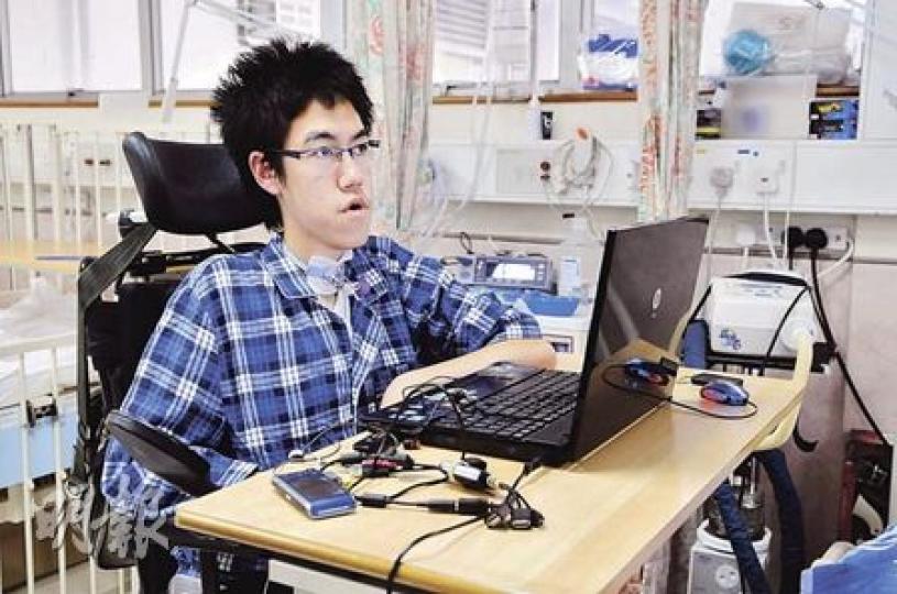 蔡宇航在根德公爵夫人兒童醫院接受職業治療加強手腳肌肉活動,現時他只在睡覺時才使用呼吸機,體能的改善使他常嚷着出院重返社區生活,但醫生考慮到他年紀仍小,未能成熟自理,待他年紀大些,便為他擬訂重返社區生活的計劃及所需支援。(張智超攝)王迪清全身癱瘓,要24小時使用呼吸機,只能靠下顎控制為他度身訂做的輪椅(下圖),但他不想生活無所寄託,故透過下顎控制電腦學習(上圖),現正於公開大學報讀電腦、經濟等4科。(張智超攝) 蔡宇航在根德公爵夫人兒童醫院接受職業治療加強手腳肌肉活動,現時他只在睡覺時才使用呼吸機,體能的改善使他常嚷着出院重返社區生活,但醫生考慮到他年紀仍小,未能成熟自理,待他年紀大些,便為他擬訂重返社區生活的計劃及所需支援。(張智超攝)王迪清全身癱瘓,要24小時使用呼吸機,只能靠下顎控制為他度身訂做的輪椅(下圖),但他不想生活無所寄託,故透過下顎控制電腦學習(上圖),現正於公開大學報讀電腦、經濟等4科。(張智超攝)