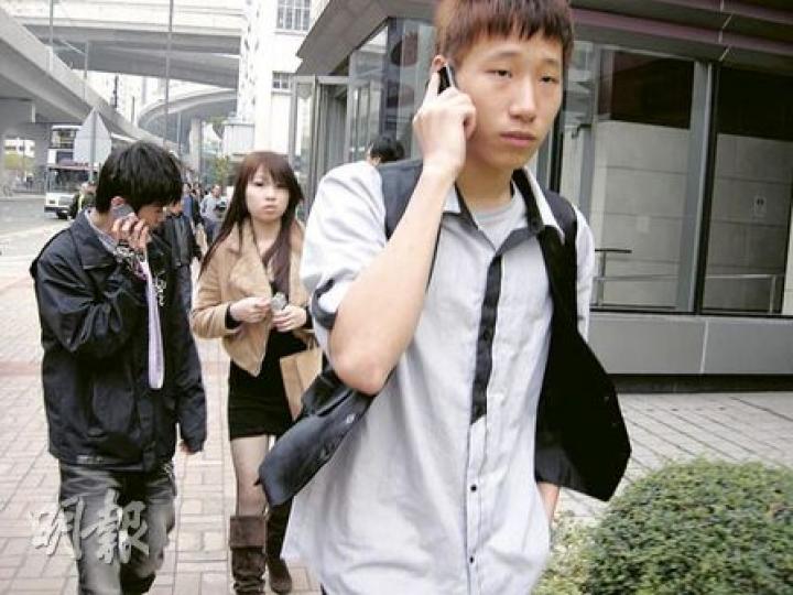 涉虐打幼童的16歲及18歲答辯人溫凱靖(右)及楊子健(左)昨被裁判官狠斥,二人在庭上一直低頭不語,低聲回答裁判官問題。(梁珮珊攝) 涉虐打幼童的16歲及18歲答辯人溫凱靖(右)及楊子健(左)昨被裁判官狠斥,二人在庭上一直低頭不語,低聲回答裁判官問題。(梁珮珊攝)