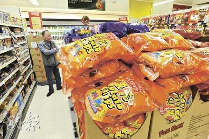 本報發現兩大超市十大類貨品中,以「糖果餅乾小食(包括薯片)」這類派對食品價格加幅最高,過去兩年平均加幅達8%。(尹錦恩攝)統計處數字顯示,本港食米及食油過去兩年價格分別回落4.8%及11.2%,但超市的部分米及油產品零售價卻回落不顯著,有加快減慢之嫌。(尹錦恩攝) 本報發現兩大超市十大類貨品中,以「糖果餅乾小食(包括薯片)」這類派對食品價格加幅最高,過去兩年平均加幅達8%。(尹錦恩攝)統計處數字顯示,本港食米及食油過去兩年價格分別回落4.8%及11.2%,但超市的部分米及油產品零售價卻回落不顯著,有加快減慢之嫌。(尹錦恩攝)