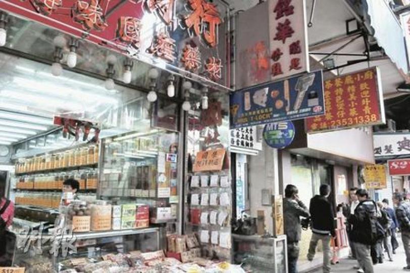 黃大仙發生穿牆爆竊案,賊人為避開參茸舖防盜,潛入毗鄰茶餐廳,圖鑿牆而入,卻誤入相連補鞋鑰匙店,掠走數千元逃逸。(林錫禮攝)賊人在茶餐廳鑿穿一個洞2呎乘2呎的洞,豈料「鑿錯隔籬」,參茸店並無損失。(梁琬珊攝) 黃大仙發生穿牆爆竊案,賊人為避開參茸舖防盜,潛入毗鄰茶餐廳,圖鑿牆而入,卻誤入相連補鞋鑰匙店,掠走數千元逃逸。(林錫禮攝)賊人在茶餐廳鑿穿一個洞2呎乘2呎的洞,豈料「鑿錯隔籬」,參茸店並無損失。(梁琬珊攝)