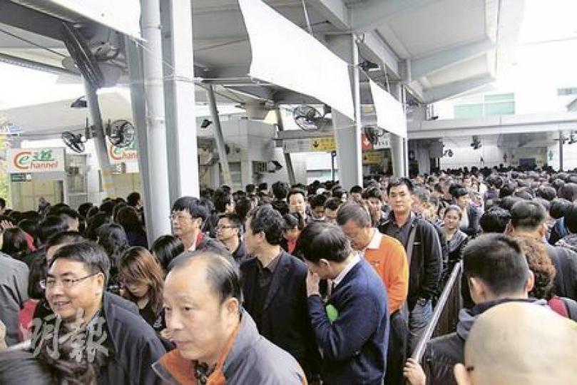 今年聖誕遇上內地雙休日,皇崗口岸擠滿來港旅遊的內地人。(麥俊攝) 今年聖誕遇上內地雙休日,皇崗口岸擠滿來港旅遊的內地人。(麥俊攝)