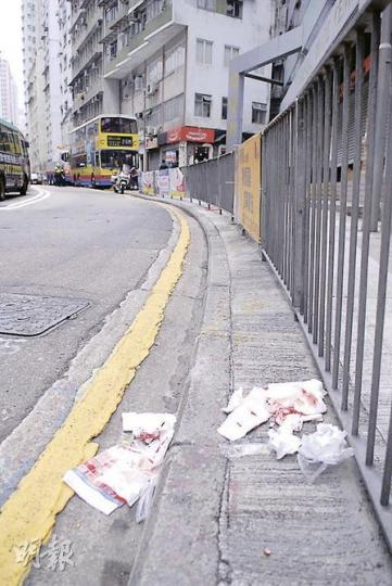 巴士車長忘記關門,導致一名老伯跌出車廂受傷,現場留下一堆染血紙巾。(梁琬珊攝) 巴士車長忘記關門,導致一名老伯跌出車廂受傷,現場留下一堆染血紙巾。(梁琬珊攝)