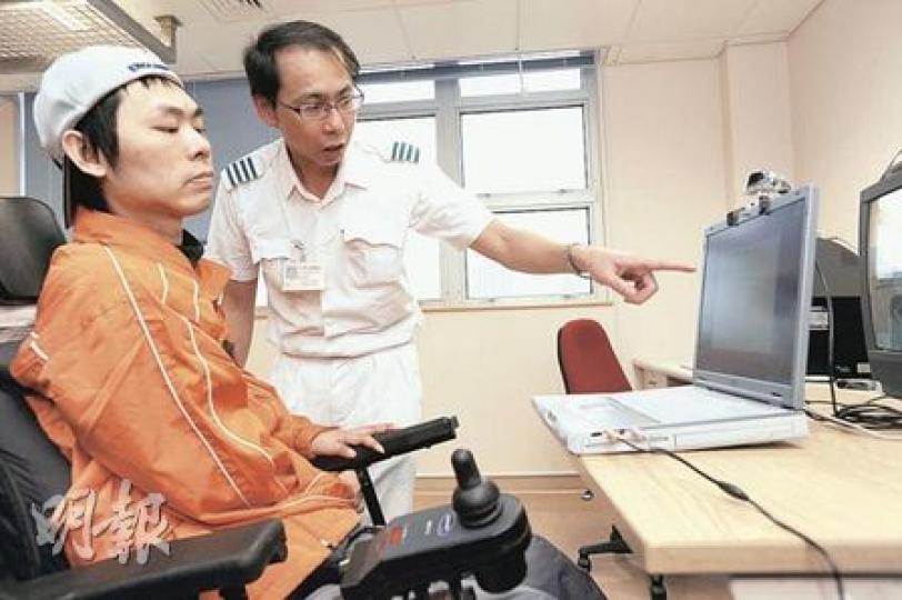 九龍醫院替癱瘓的陳先生(左)申請體恤安置,遷至環境較佳的公屋,單位內設有電腦控制的智能設備,方便日常生活。九龍醫院脊椎康復科一級職業治療師陳國強(右)教導他以頭部移動來控制家具,如開窗簾、關燈等。(何家達攝) 九龍醫院替癱瘓的陳先生(左)申請體恤安置,遷至環境較佳的公屋,單位內設有電腦控制的智能設備,方便日常生活。九龍醫院脊椎康復科一級職業治療師陳國強(右)教導他以頭部移動來控制家具,如開窗簾、關燈等。(何家達攝)