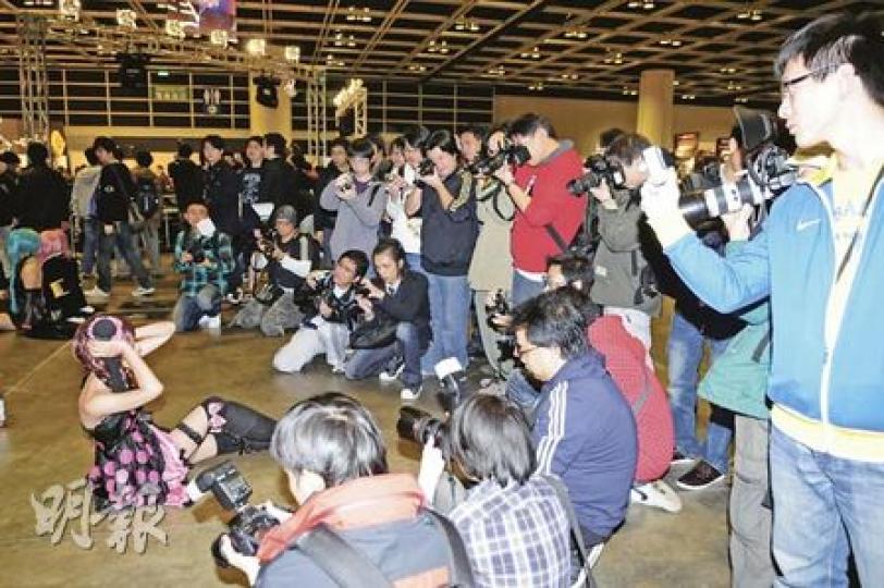除了「成人區」,亞洲遊戲展亦設有區域讓參與Cosplay(角色扮演)的人聚集。有性感少女吸引大批攝影發燒友拍攝,兒童及青少年亦可駐足欣賞。(張志超攝)有參展商設立「成人區」避免18歲以下青少年試玩暴力和血腥遊戲,但門外工作人員以肉眼辨別年齡,令部分未成年學生成功入內。(張志超攝) 除了「成人區」,亞洲遊戲展亦設有區域讓參與Cosplay(角色扮演)的人聚集。有性感少女吸引大批攝影發燒友拍攝,兒童及青少年亦可駐足欣賞。(張志超攝)有參展商設立「成人區」避免18歲以下青少年試玩暴力和血腥遊戲,但門外工作人員以肉眼辨別年齡,令部分未成年學生成功入內。(張志超攝)