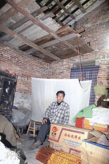 程兆輝的傷殘軍人證,如今幾成廢紙一張(下圖),生活陷入困境,簡陋住所成了在市場賣香的妻子囤貨的倉庫(上圖)。(麥俊攝) 程兆輝的傷殘軍人證,如今幾成廢紙一張(下圖),生活陷入困境,簡陋住所成了在市場賣香的妻子囤貨的倉庫(上圖)。(麥俊攝)