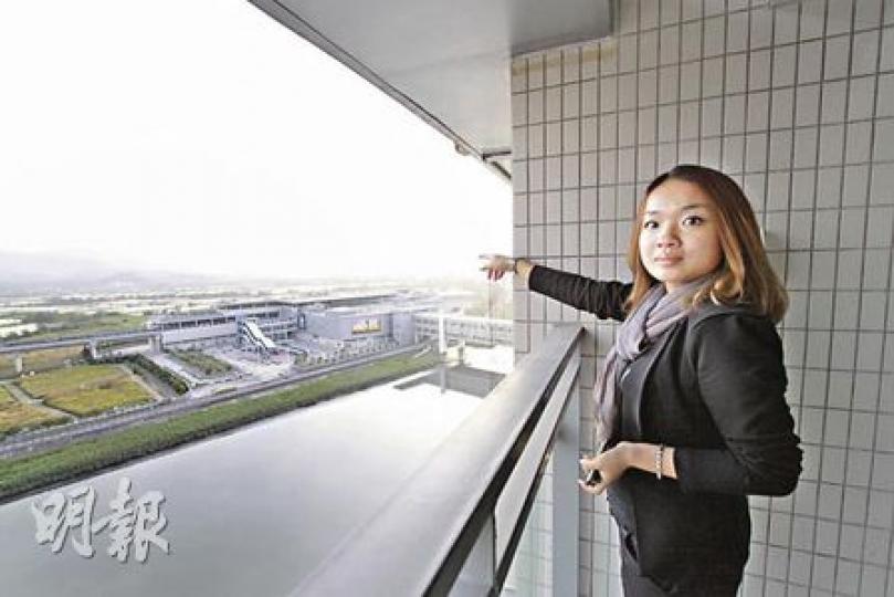 深圳房地產價格持續上升,港人有份「推波助瀾」,因近月不少港人都跨境置業,博人民幣資產升值及迴避香港炒樓稅。圖中美聯地產代理介紹的福田口岸受歡迎物業「金地名津」單位,與香港僅一河之隔,樓價動輒200萬港元。(陳志偉攝) 深圳房地產價格持續上升,港人有份「推波助瀾」,因近月不少港人都跨境置業,博人民幣資產升值及迴避香港炒樓稅。圖中美聯地產代理介紹的福田口岸受歡迎物業「金地名津」單位,與香港僅一河之隔,樓價動輒200萬港元。(陳志偉攝)