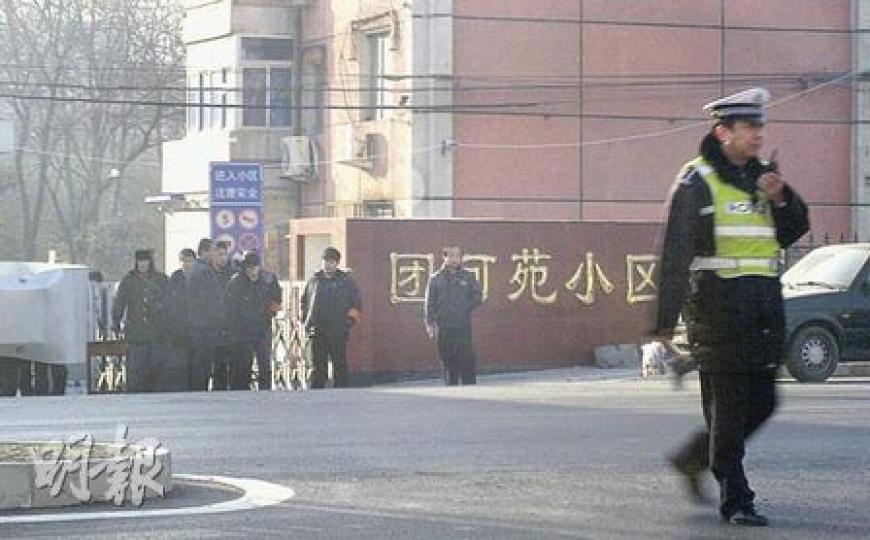 趙連海寓所位處的團河苑社區,昨日戒備森嚴,多名公安、交警及社區保安把守。 (明報記者攝) 趙連海寓所位處的團河苑社區,昨日戒備森嚴,多名公安、交警及社區保安把守。 (明報記者攝)