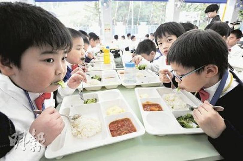 馬鞍山靈糧小學的學生必須把食物盤內的食物「吃清光」,減少廚餘,不夠吃可以即場添飯。(朱永倫攝) 馬鞍山靈糧小學的學生必須把食物盤內的食物「吃清光」,減少廚餘,不夠吃可以即場添飯。(朱永倫攝)