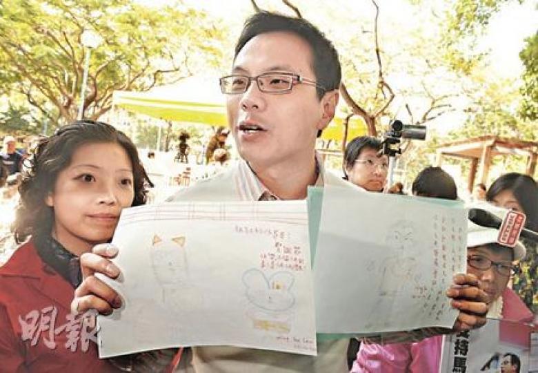任亮憲(右)昨日向記者出示兩張由黨友女兒送上的「慰問卡」,旁為連日來陪伴任亮憲的社民連李偉儀。(劉焌陶攝) 任亮憲(右)昨日向記者出示兩張由黨友女兒送上的「慰問卡」,旁為連日來陪伴任亮憲的社民連李偉儀。(劉焌陶攝)