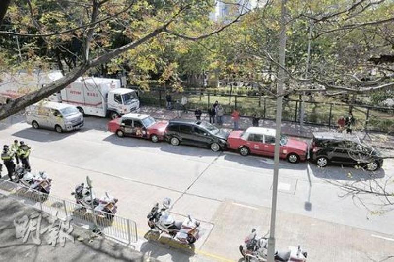 九龍城東頭村道近聯合道昨午發生5車串燒意外,一名司機報稱頸部不適但拒絕送院。事發時毗鄰公園正準備開始《城市論壇》,園內人頭湧湧。(林錫禮攝) 九龍城東頭村道近聯合道昨午發生5車串燒意外,一名司機報稱頸部不適但拒絕送院。事發時毗鄰公園正準備開始《城市論壇》,園內人頭湧湧。(林錫禮攝)