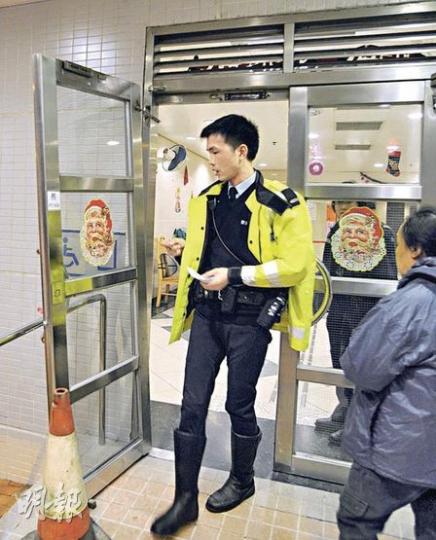 事後保安員將閘門綁緊於扶手柄等候維修,警員到場調查,列作有人意外受傷處理。(樊銳昌攝)閘門脫鉸意外中,後備鋼鏈發揮功效將閘門拉着,未有造成嚴重傷亡。(樊銳昌攝) 事後保安員將閘門綁緊於扶手柄等候維修,警員到場調查,列作有人意外受傷處理。(樊銳昌攝)閘門脫鉸意外中,後備鋼鏈發揮功效將閘門拉着,未有造成嚴重傷亡。(樊銳昌攝)