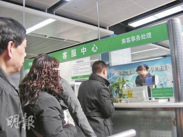 深圳地鐵今起實施新票價,部分路段加價逾30%。圖為乘客在地鐵站購買儲值票。(李泉攝)深圳灣口岸的海月站外,昨日仍是垃圾滿地,路面石板台階也未鋪好,當局僅在垃圾中插了塊警告牌,呼籲進出者小心。(李泉攝) 深圳地鐵今起實施新票價,部分路段加價逾30%。圖為乘客在地鐵站購買儲值票。(李泉攝)深圳灣口岸的海月站外,昨日仍是垃圾滿地,路面石板台階也未鋪好,當局僅在垃圾中插了塊警告牌,呼籲進出者小心。(李泉攝)
