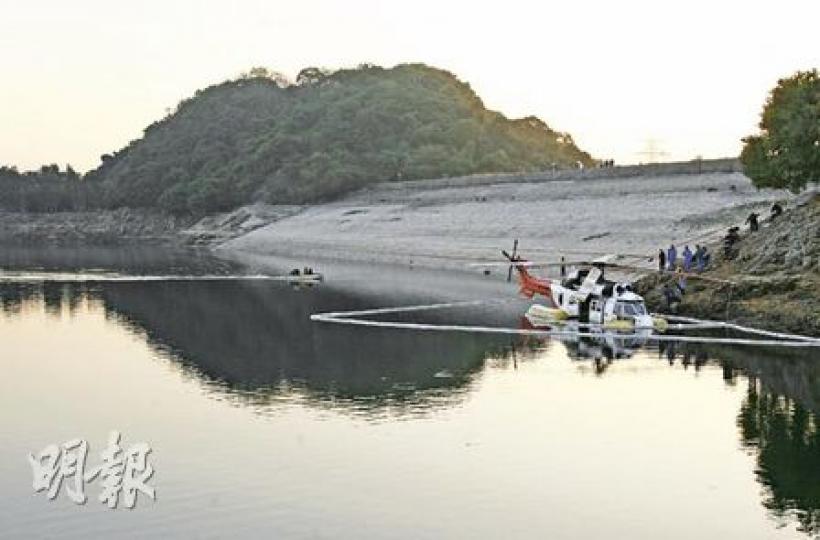 昨日事發期間,不少行山客停步在水壩上「觀賞」超級美洲豹落水及拯救過程(圖上方),至下午,水務署派員在附近圍起索油條,以防水源受污染(圖中白色帶)。肇事直升機預計要1至2日才能搬走,因水務署知會水塘水位未來24小時會下降約4吋,為免機身傾斜,工作人員昨晚在機艙再綁上4個藍色大膠桶防止入水下沉。(林振東攝)意外後,工程人員打開超級美洲豹的機頂引擎蓋檢查,初步調查後認為,直升機的右引擎出現故障,引致意外。(林振東攝) 昨日事發期間,不少行山客停步在水壩上「觀賞」超級美洲豹落水及拯救過程(圖上方),至下午,水務署派員在附近圍起索油條,以防水源受污染(圖中白色帶)。肇事直升機預計要1至2日才能搬走,因水務署知會水塘水位未來24小時會下降約4吋,為免機身傾斜,工作人員昨晚在機艙再綁上4個藍色大膠桶防止入水下沉。(林振東攝)意外後,工程人員打開超級美洲豹的機頂引擎蓋檢查,初步調查後認為,直升機的右引擎出現故障,引致意外。(林振東攝)