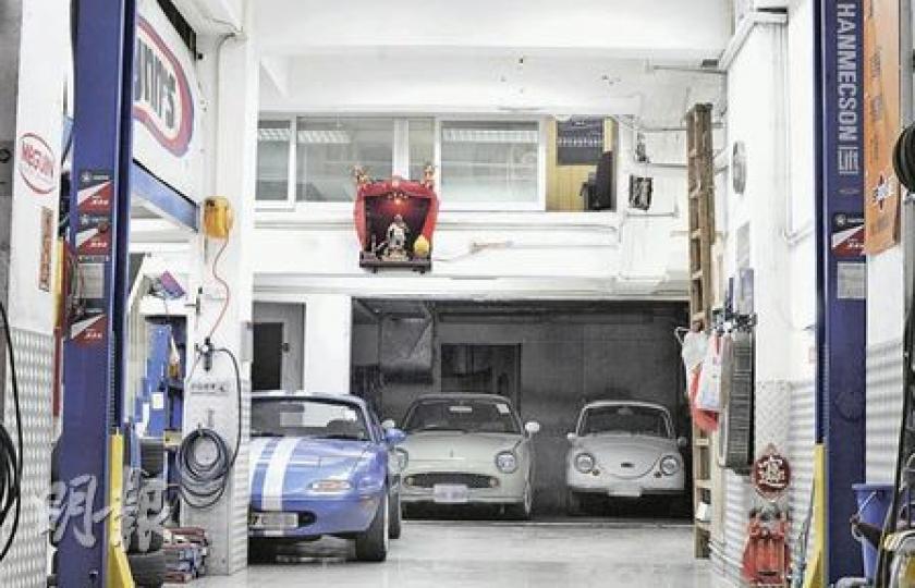 觀塘雲漢街車房林立,上址多間地舖車房都如圖中一樣設有閣仔,不少車房職員均對有雲漢街地舖業主因舖內有僭建閣仔被控及要坐監一事感疑惑,因他們認為閣仔不會傷及途人,不明屋宇署為何仍要嚴厲執法。(何家達攝)觀塘雲漢街車房林立,不少車房都設有閣仔,但屋宇署昨拒絕透露因拒拆僭建閣仔而要坐監的雲漢街業主,其所擁地舖是否作車房用途,雖然檢控和法院裁決都會列出物業地址,屬於公開資訊,但屋宇署昨堅拒披露物業地址。(何家達攝) 觀塘雲漢街車房林立,上址多間地舖車房都如圖中一樣設有閣仔,不少車房職員均對有雲漢街地舖業主因舖內有僭建閣仔被控及要坐監一事感疑惑,因他們認為閣仔不會傷及途人,不明屋宇署為何仍要嚴厲執法。(何家達攝)觀塘雲漢街車房林立,不少車房都設有閣仔,但屋宇署昨拒絕透露因拒拆僭建閣仔而要坐監的雲漢街業主,其所擁地舖是否作車房用途,雖然檢控和法院裁決都會列出物業地址,屬於公開資訊,但屋宇署昨堅拒披露物業地址。(何家達攝)