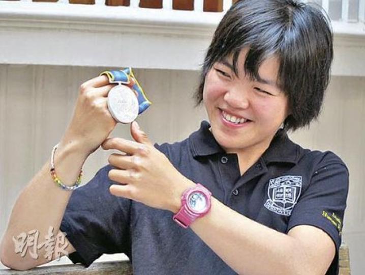 被譽為李麗珊接班人的「風之女」、19歲應屆亞運風帆米氏板銀牌得主陳晞文,對自己取得亞運銀牌感滿意,但最終目標想取得2012年奧運冠軍,並運動之餘不忘學業,今年9月起入讀港大文學院。(彭美芳攝) 被譽為李麗珊接班人的「風之女」、19歲應屆亞運風帆米氏板銀牌得主陳晞文,對自己取得亞運銀牌感滿意,但最終目標想取得2012年奧運冠軍,並運動之餘不忘學業,今年9月起入讀港大文學院。(彭美芳攝)