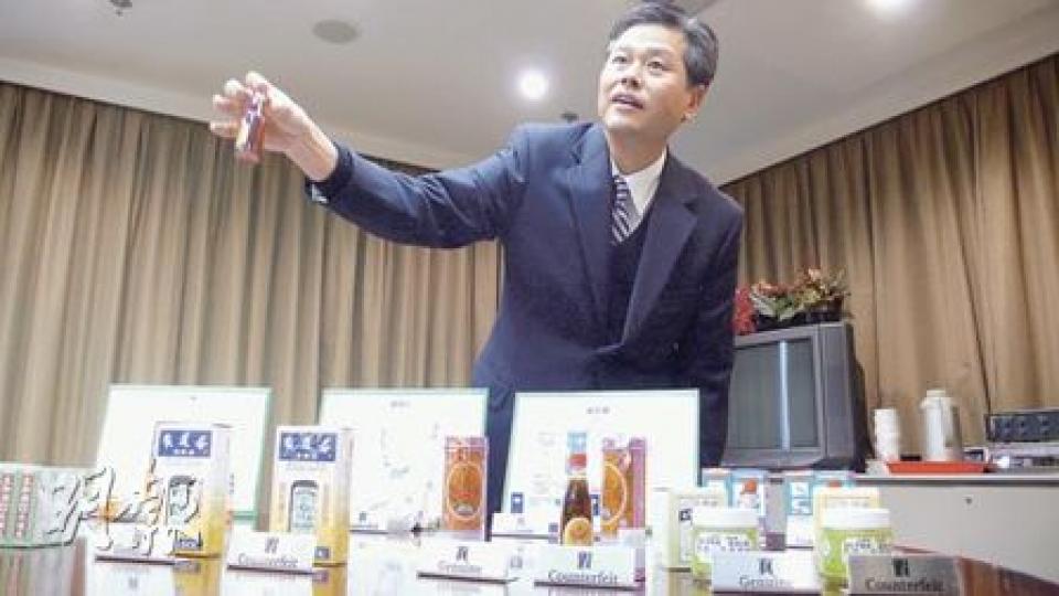 海關版權及商標調查(行動)課監督連順賢建議市民到具商譽的店舖買藥,並帶真貨包裝對比,網上買藥則可免則免。(馮樂琳攝)(明報製圖) 海關版權及商標調查(行動)課監督連順賢建議市民到具商譽的店舖買藥,並帶真貨包裝對比,網上買藥則可免則免。(馮樂琳攝)(明報製圖)