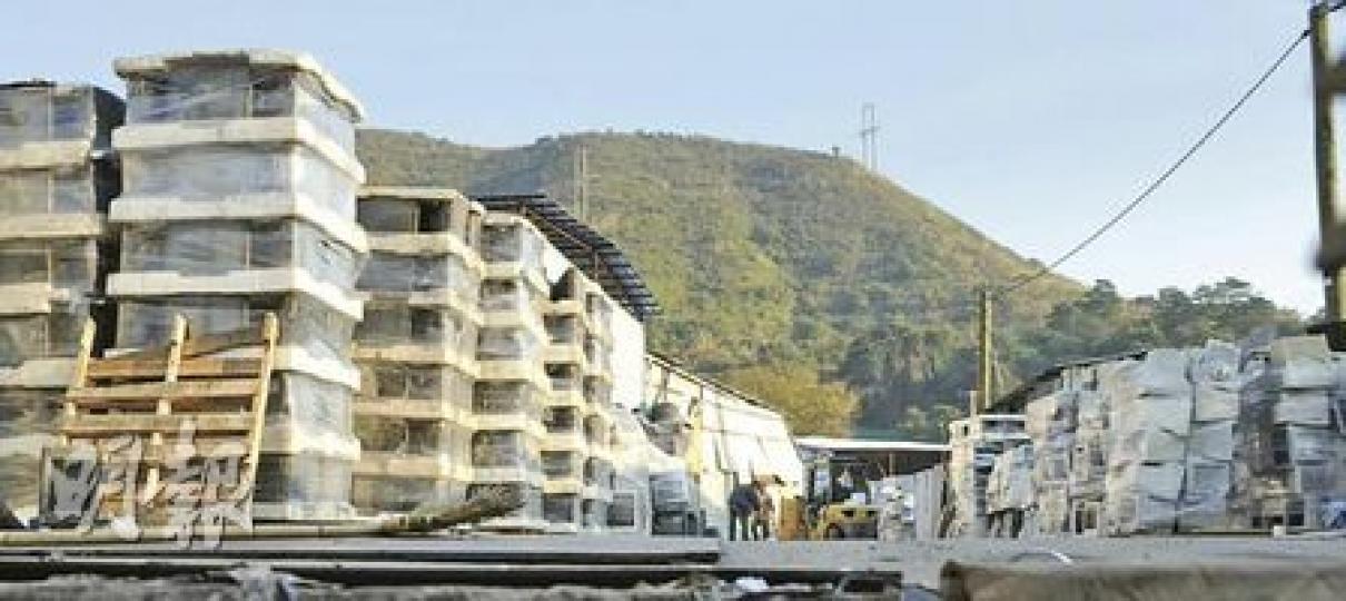 業界預料,本周六(1月1日)內地實施電器及電子產品禁運措施後,本港回收場會囤積更多電子廢物。圖為坪輋一個電子廢物回收場,當中存放不少電腦屏幕及電視機。(葉漢華攝) 業界預料,本周六(1月1日)內地實施電器及電子產品禁運措施後,本港回收場會囤積更多電子廢物。圖為坪輋一個電子廢物回收場,當中存放不少電腦屏幕及電視機。(葉漢華攝)