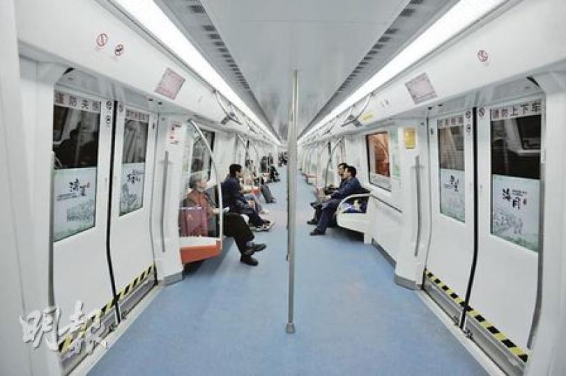 深圳地鐵2號線首期昨日開通,但乘坐的旅客並不多,偌大的車廂顯得空空如也。(朱永倫攝)(明報製圖) 深圳地鐵2號線首期昨日開通,但乘坐的旅客並不多,偌大的車廂顯得空空如也。(朱永倫攝)(明報製圖)